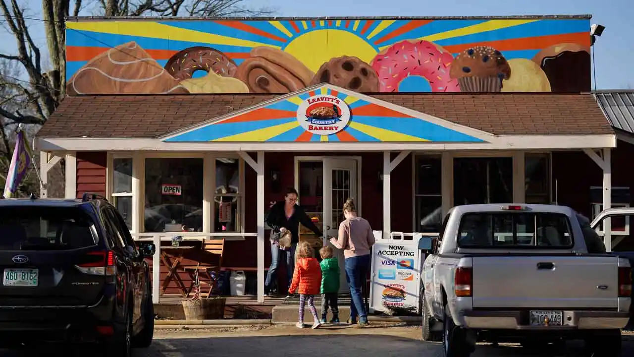 New Hampshire Bakery Owner Fights Town Over Mural, Calling It Art, Not an Advertisement